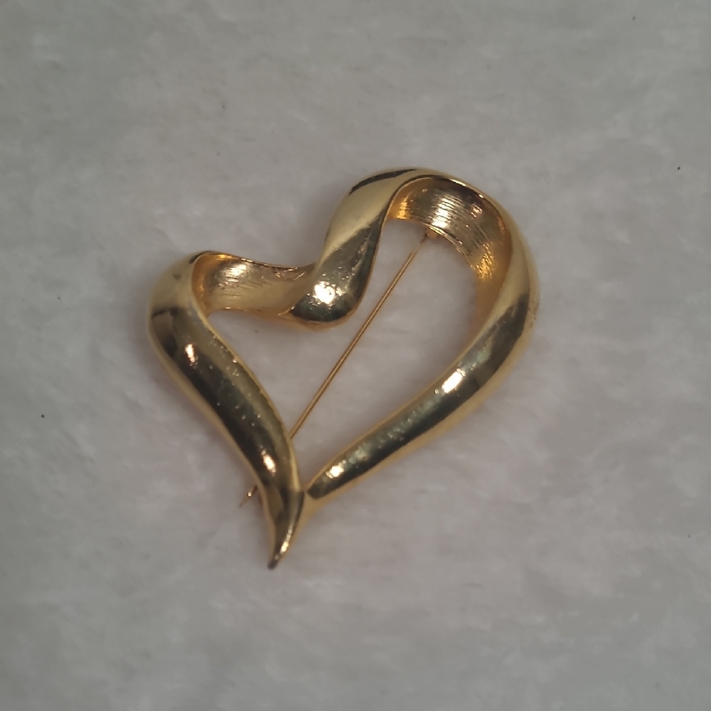 Elegant Gold Heart Brooch